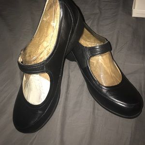 BNIB Size 12 Naturalizer Black maryjanes!