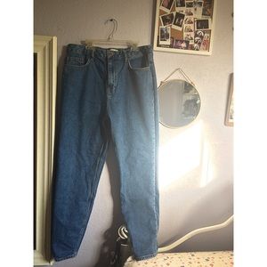 Cute high waisted Forever 21 mom jeans 🌺
