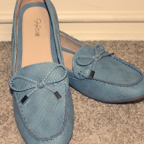 Cute Faux Snakeskin Moccasins - Picture 2 of 6