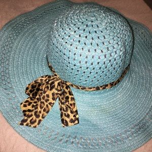 Light blue beach straw hat w/animal print ribbon Light blue beach straw hat w/animal print ribbon