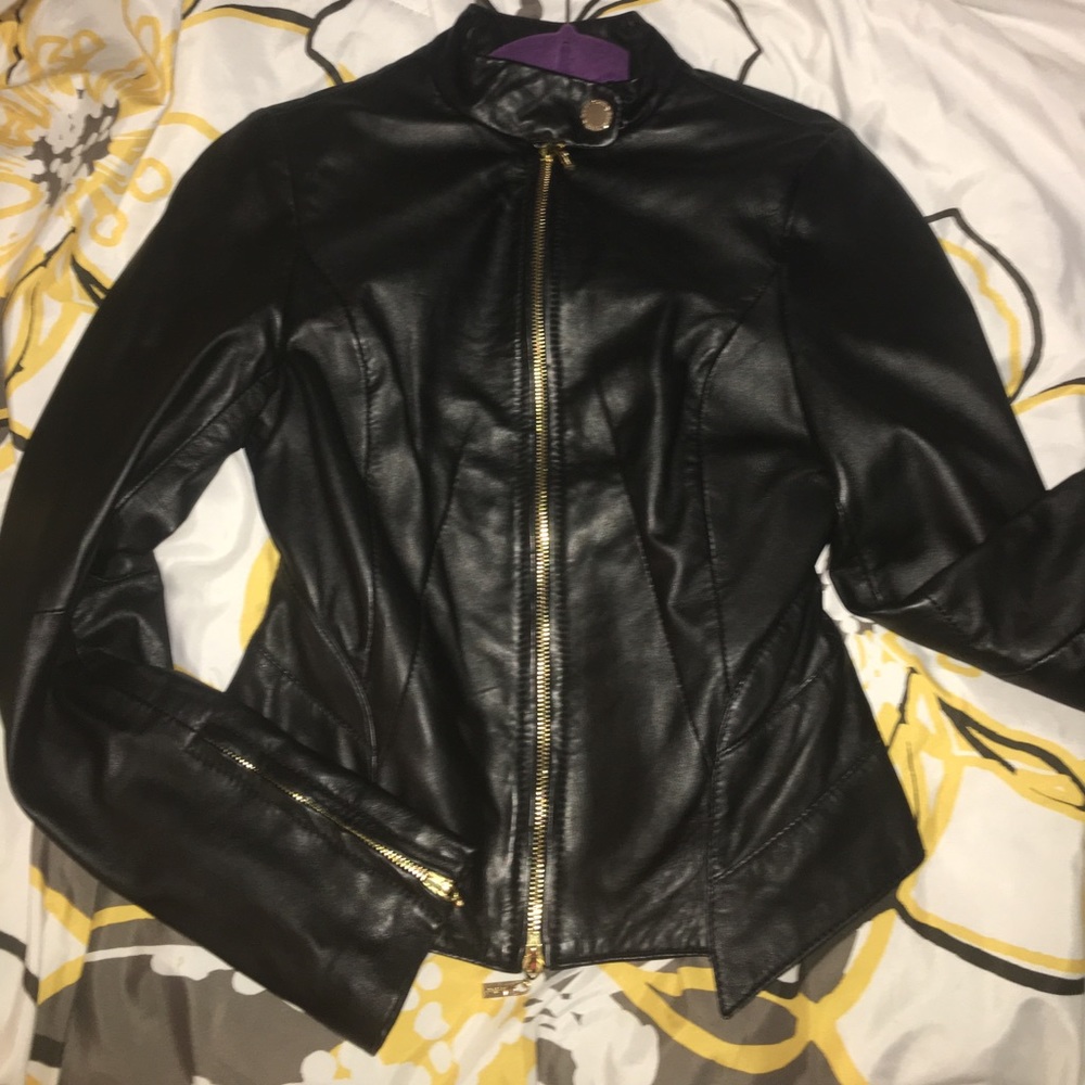 FLATTERING GUESS BLACK LEATHER JACKET