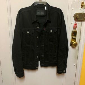 My bf’s NEVER BEEN WARN Levi’s black jean jack