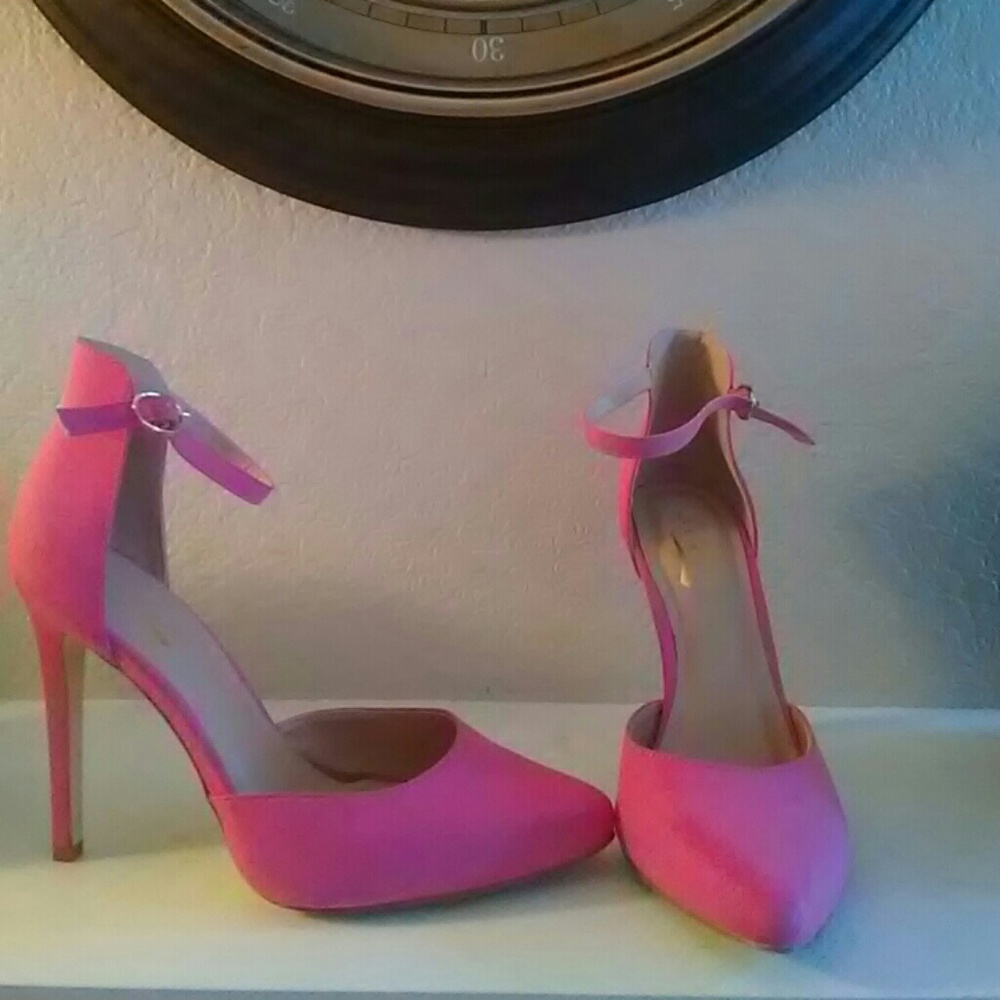 Pretty in Pink pumps with straps!
