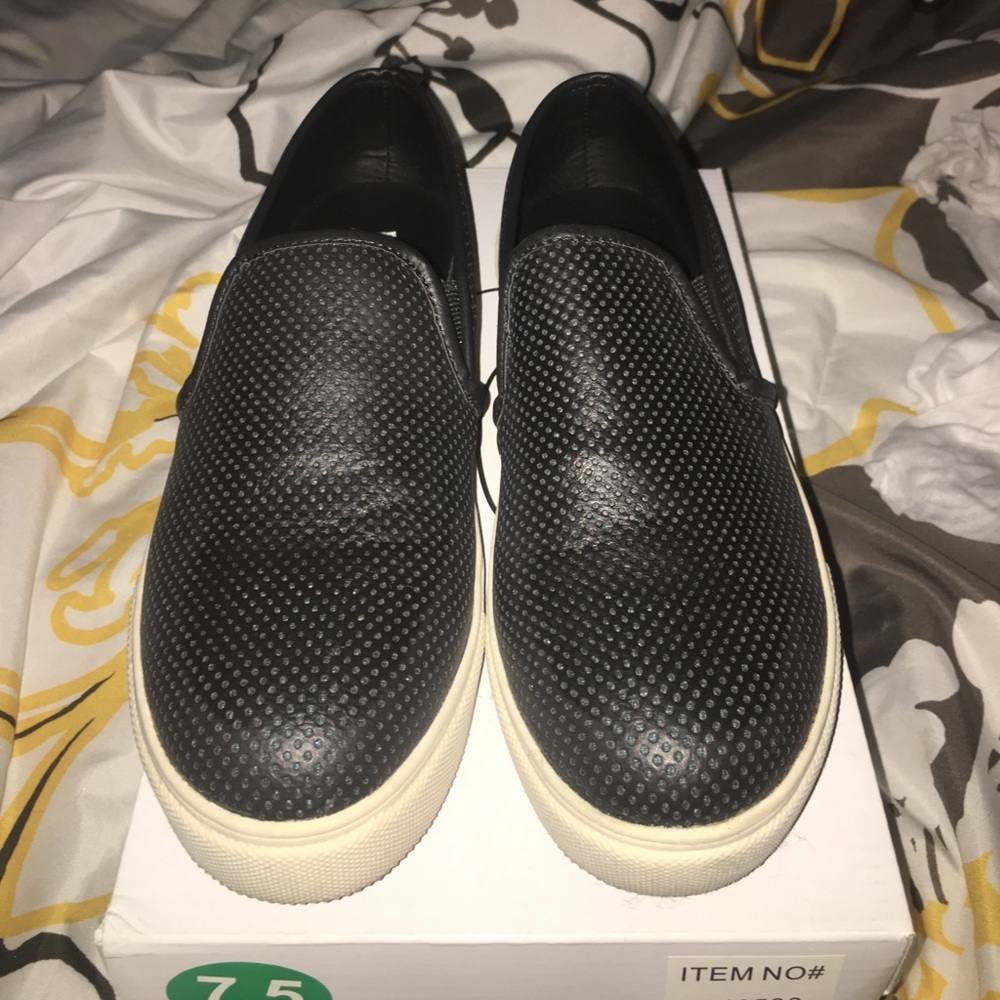 BLACK LEATHER STEVE MADDEN SLIP ONS