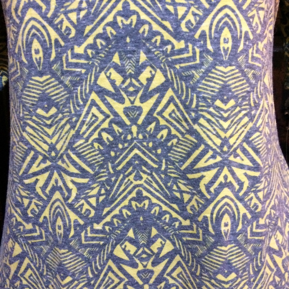 Flouncy feminine Lularoe gray/lemon perfect tee! - Picture 2 of 3