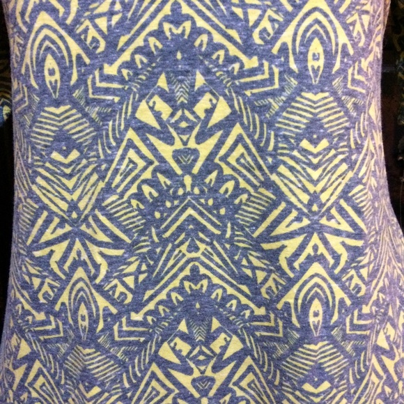 Flouncy feminine Lularoe gray/lemon perfect tee! - Picture 2 of 3