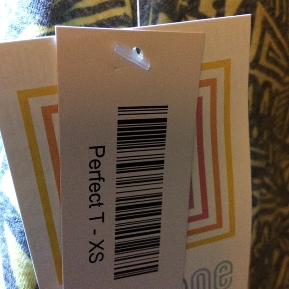 Flouncy feminine Lularoe gray/lemon perfect tee! - Picture 3 of 3