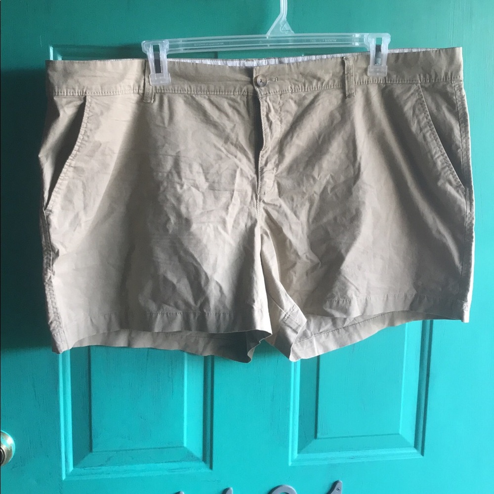 Old Navy woman's khaki shorts - 20