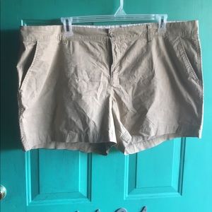 Old Navy woman's khaki shorts - 20