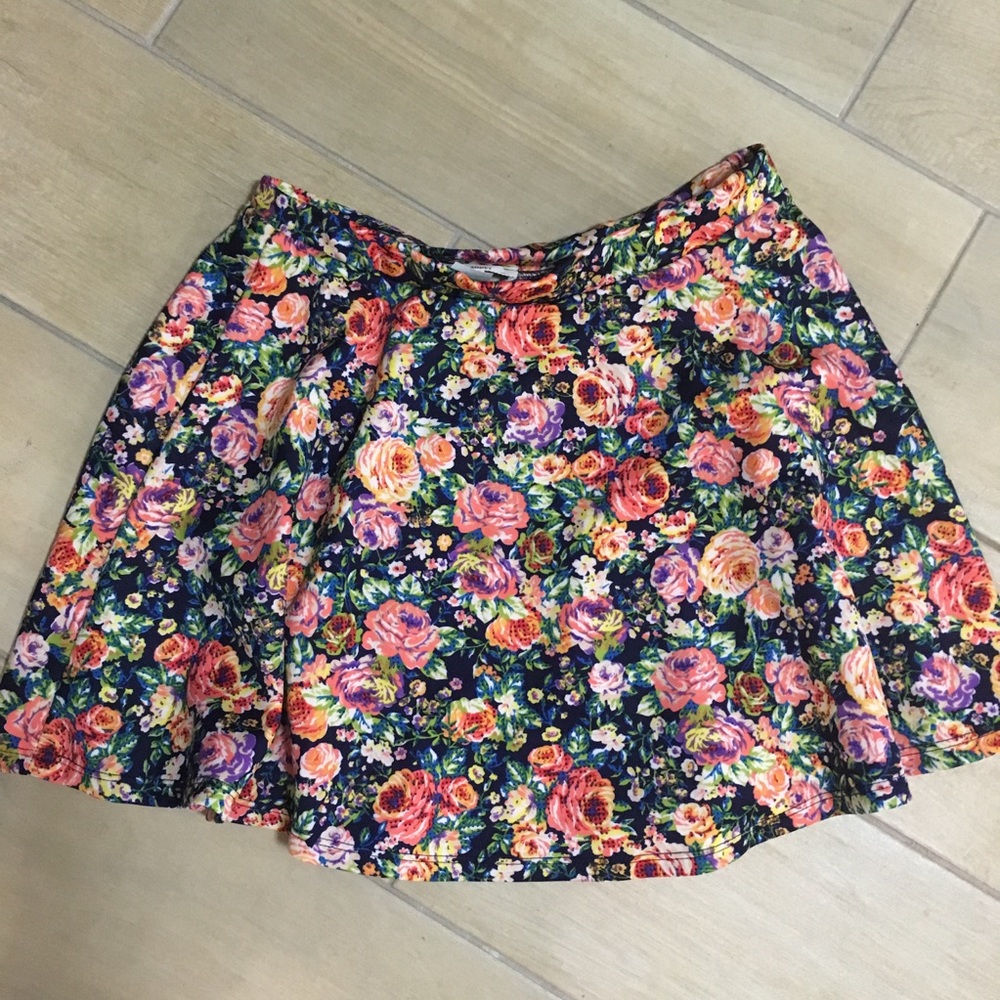Floral flowy fun flirty skirt