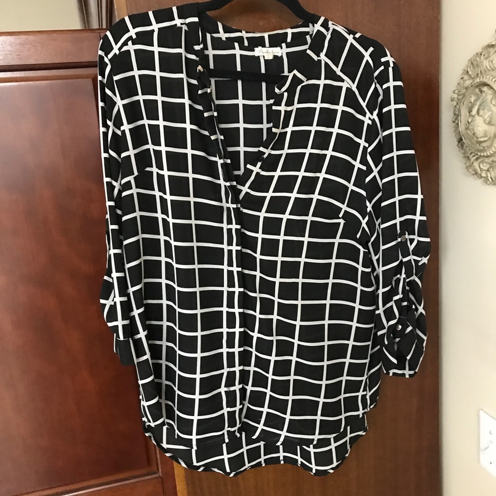 Antilia femme black and white square pattern top.