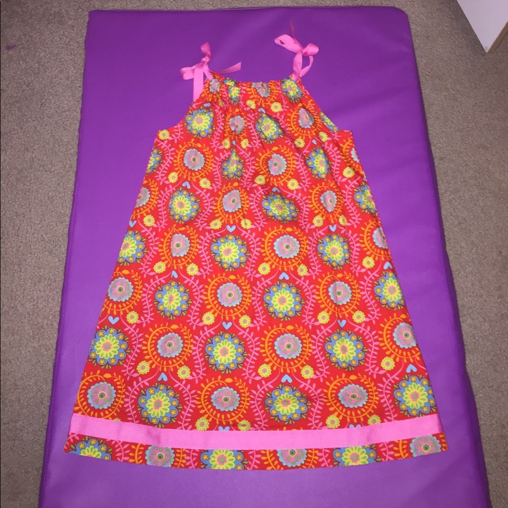Super colorful girls dress.🌺🌸🌼
