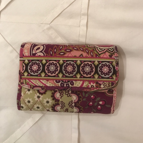 Vera Bradley Euro Wallet I’m Very Berry Paisley - Picture 1 of 4