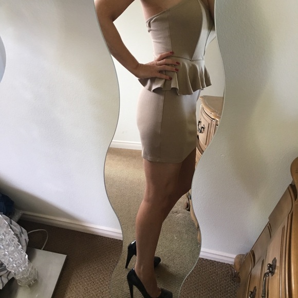 ✨L' Atiste Tan Strapless Peplum Dress✨ - Picture 2 of 5