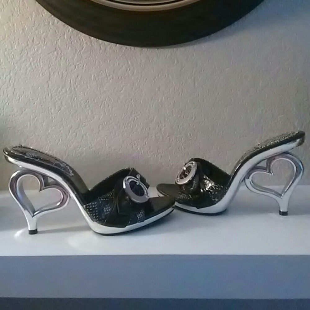 Super cute Silver/Black heart shape heels! ❤