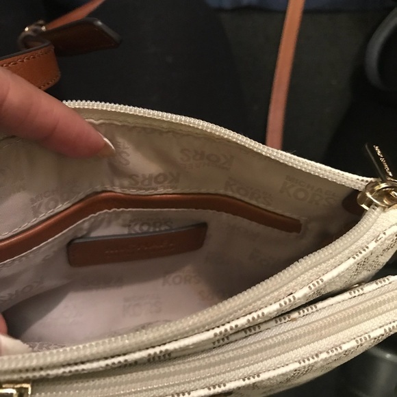 Michael Kors crossbody - Picture 2 of 3