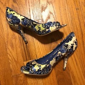 BCBGeneration blue heels