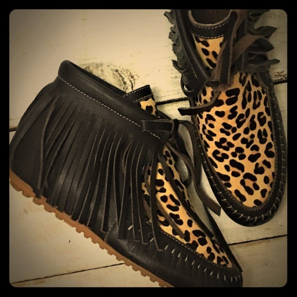 Genuine leather and cowhide booties. Durable sole