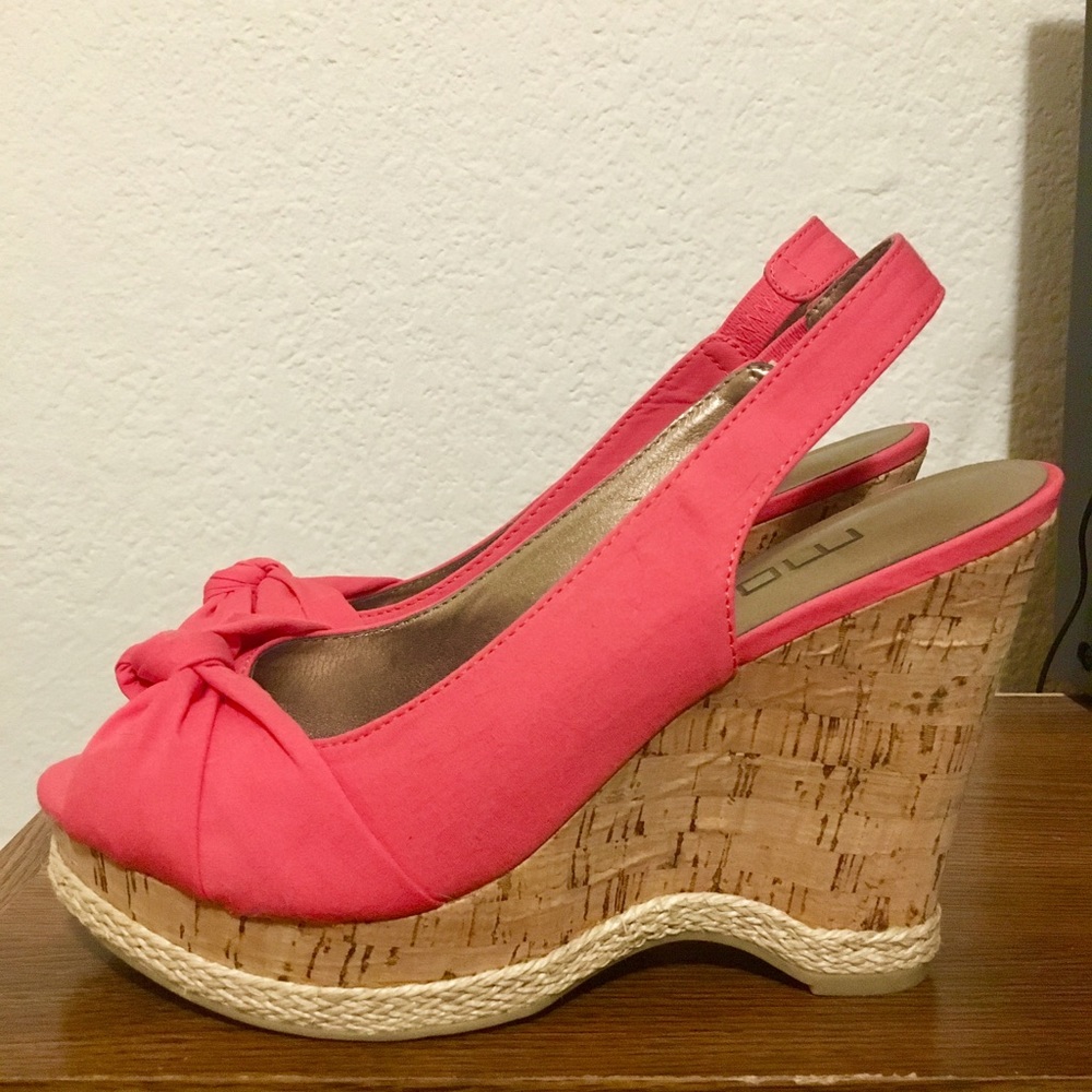 💕Adorable Pink and Cork Bottom Wedges💕