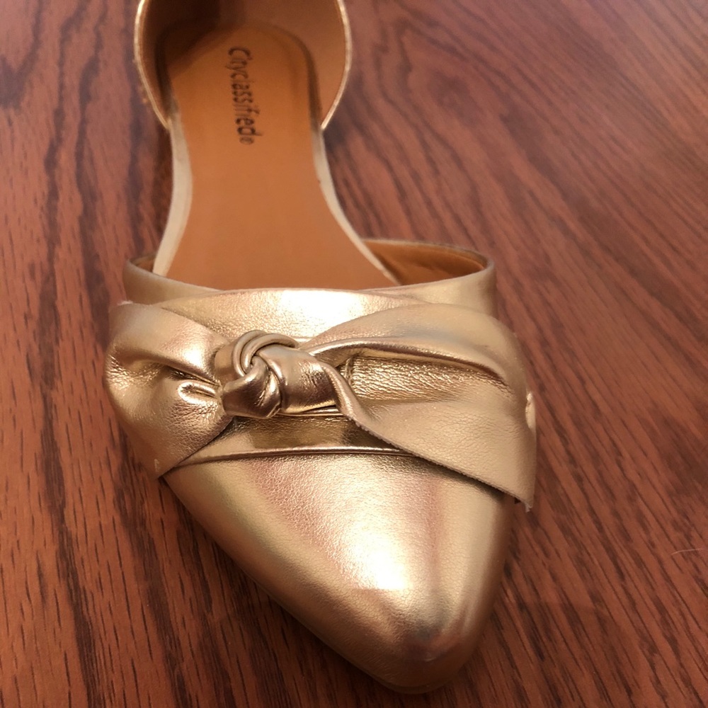 *NWT* Gold Flats with Faux bow