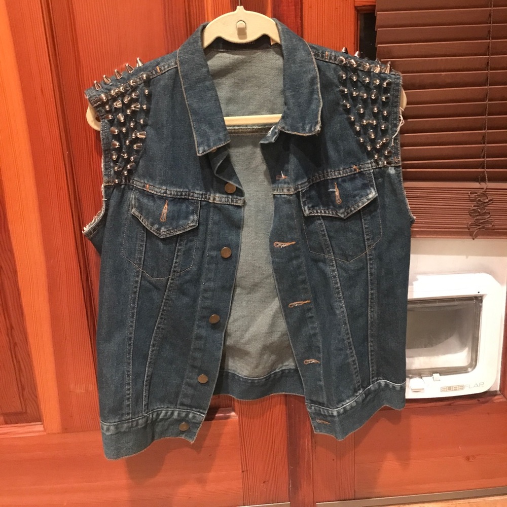 Sleeveless punk jean jacket