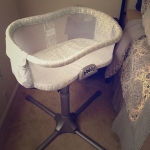 HALO bassinet swivel sleeper SLEPT IN ONCE.