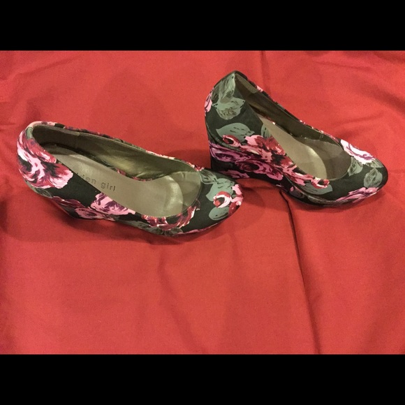 Shoe - Picture 2 of 3