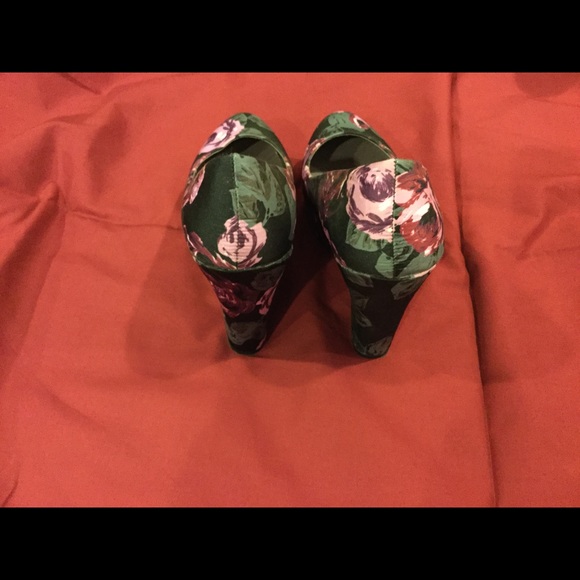 Shoe - Picture 3 of 3