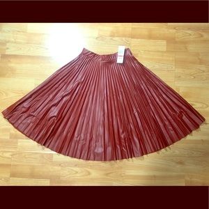 NWT faux leather pleated skirt💋