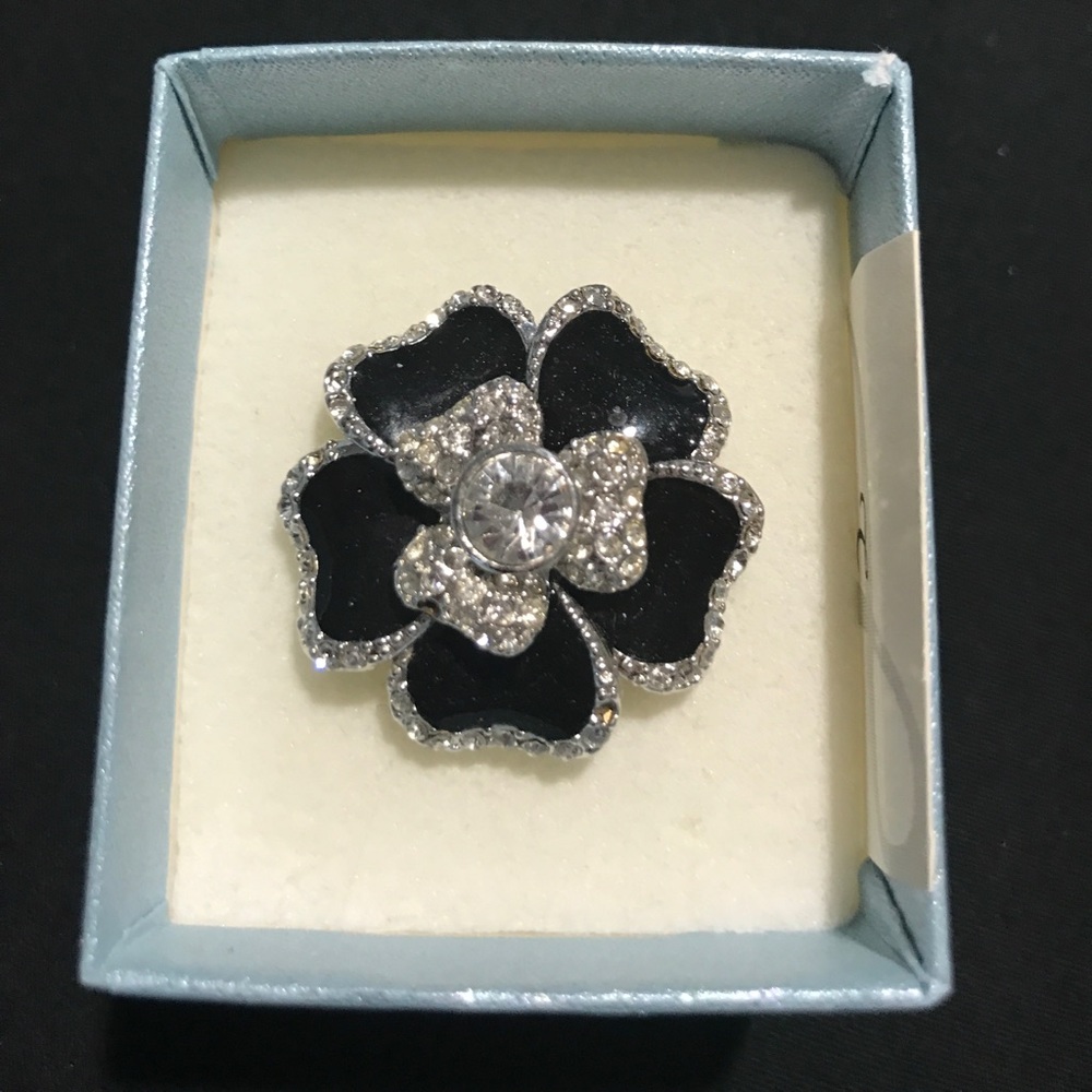 Size 7 Lia Sophia Flower Ring