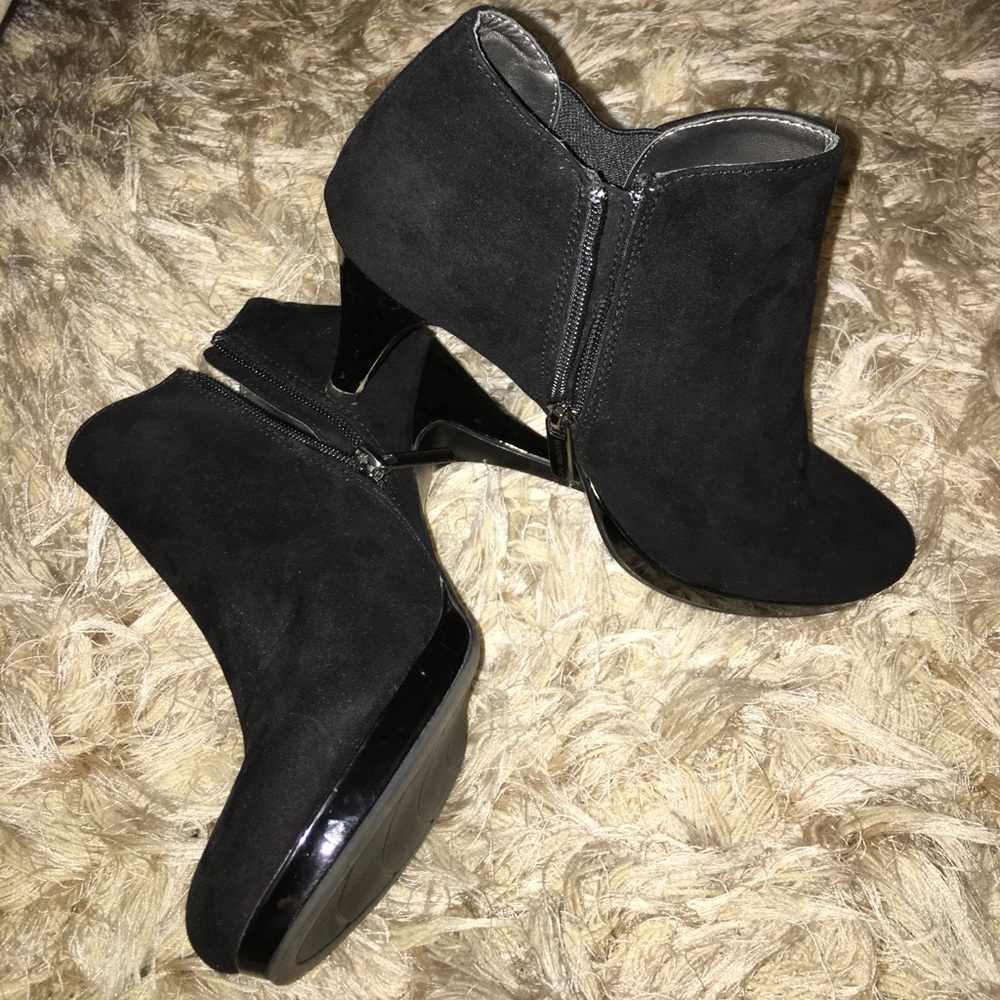 🖤 Bandolino 🔙 Black Suede Booties 😍