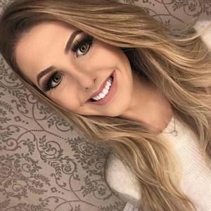 Meet your Posher, Júlia