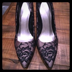 Stylish Nine West Lace Pumps!
