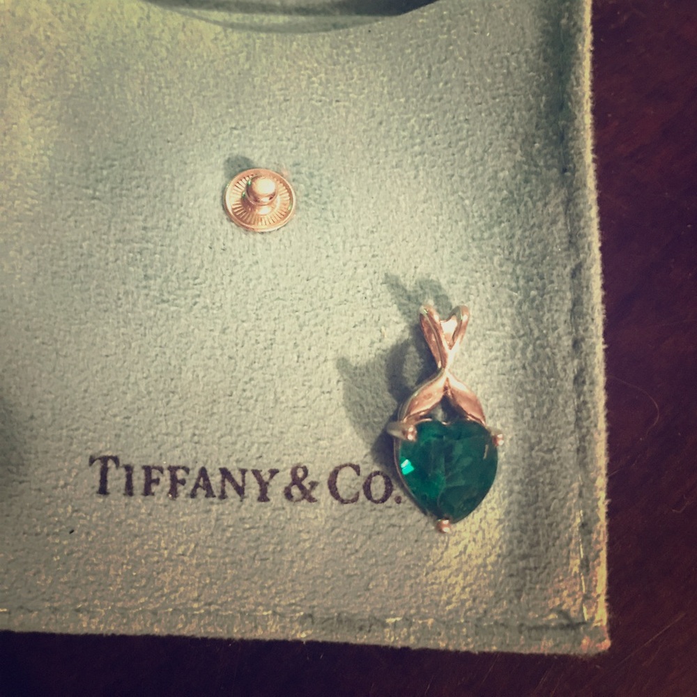 Women's emerald pendant