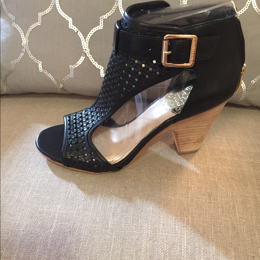 NWT Vince Camuto Sandals