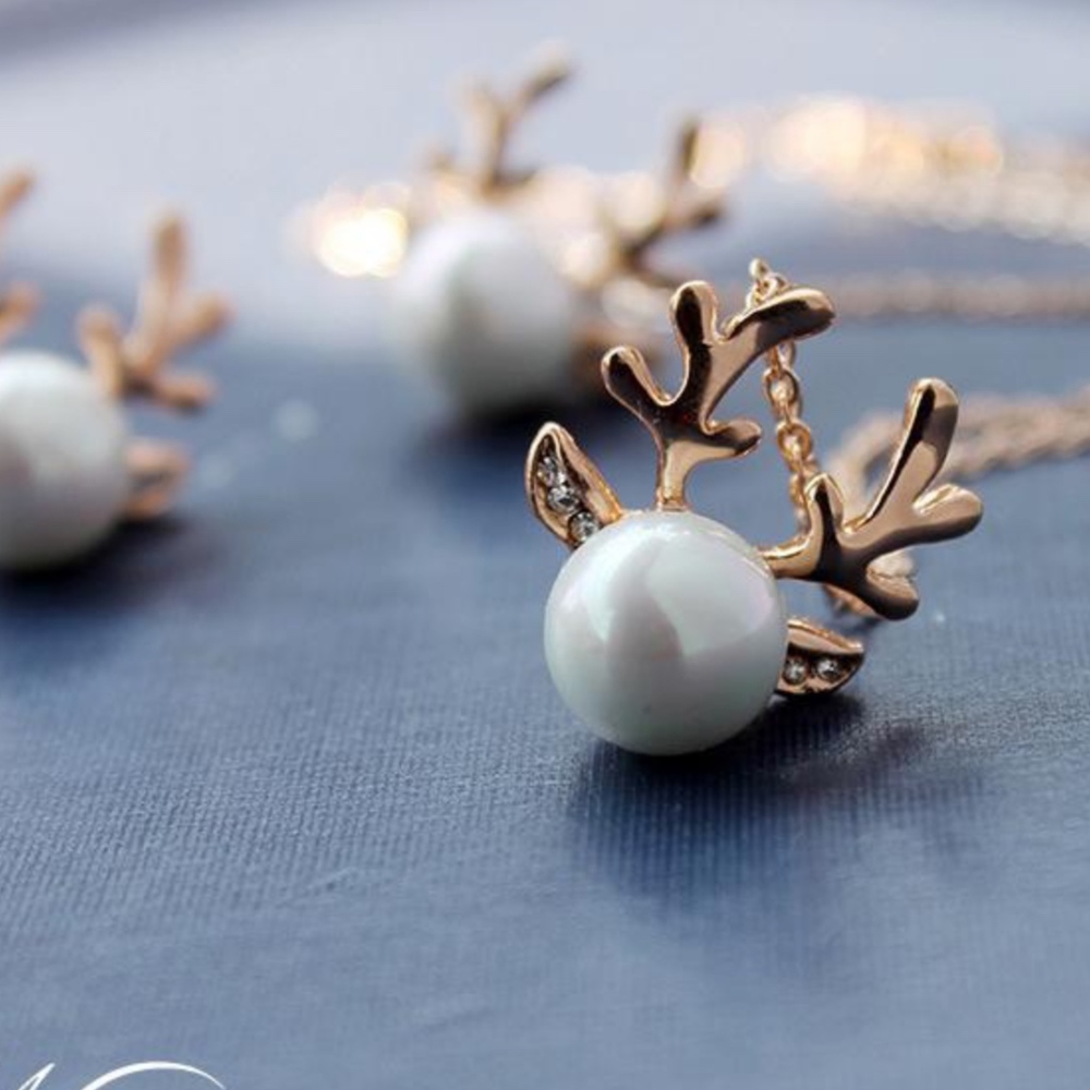 Reindeer Imitati Pearl Pendant Necklace Gold Color - Picture 3 of 3