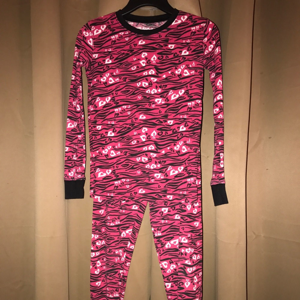 2 PAJAMA SETS / THERMOS FOR GIRLS