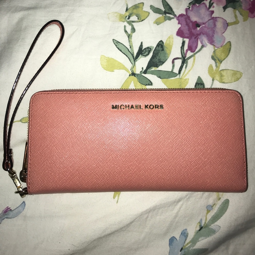 ✨Michael Kors Jet Set Travel Wallet.✨