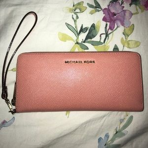 ✨Michael Kors Jet Set Travel Wallet.✨