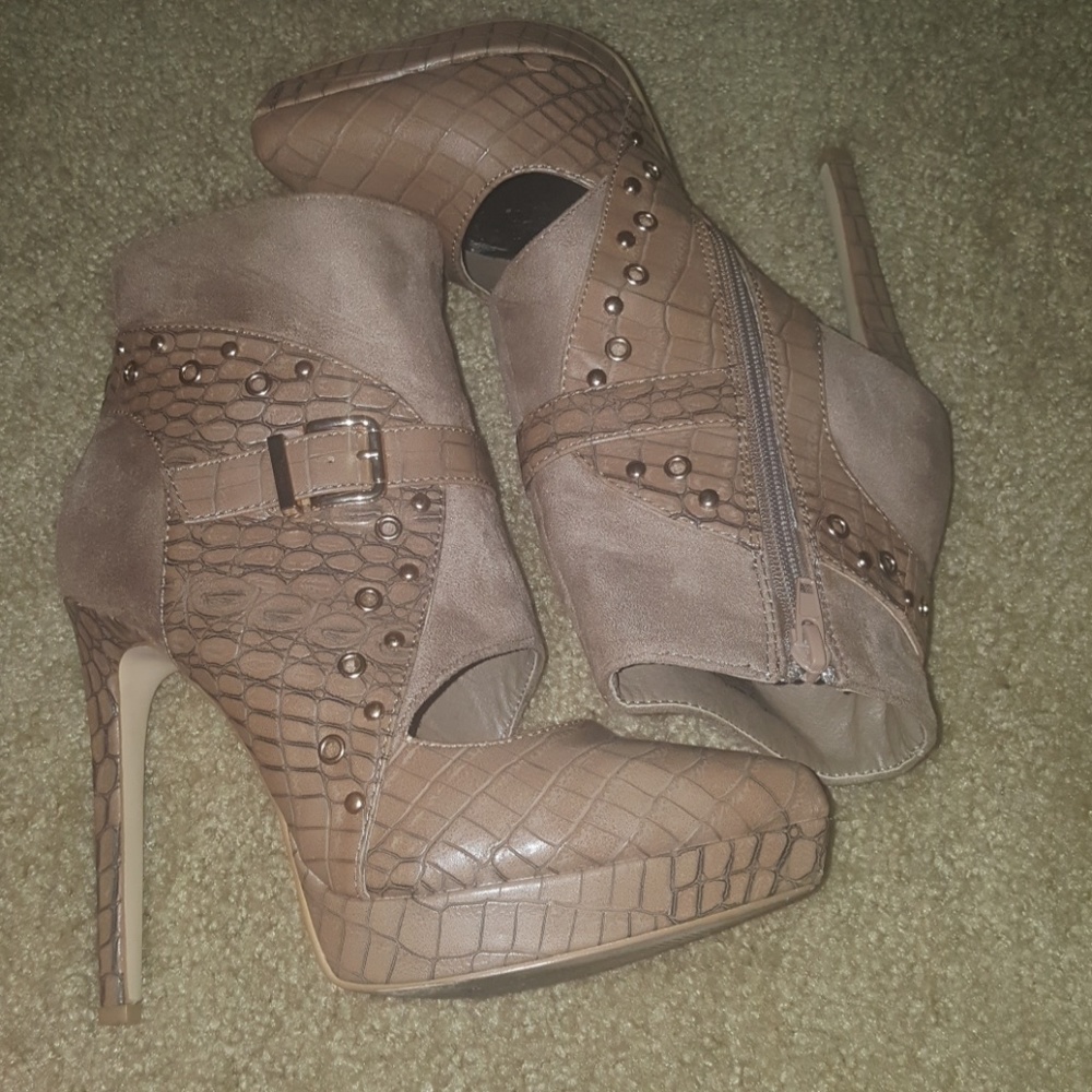 Shoedazzle Tan booties