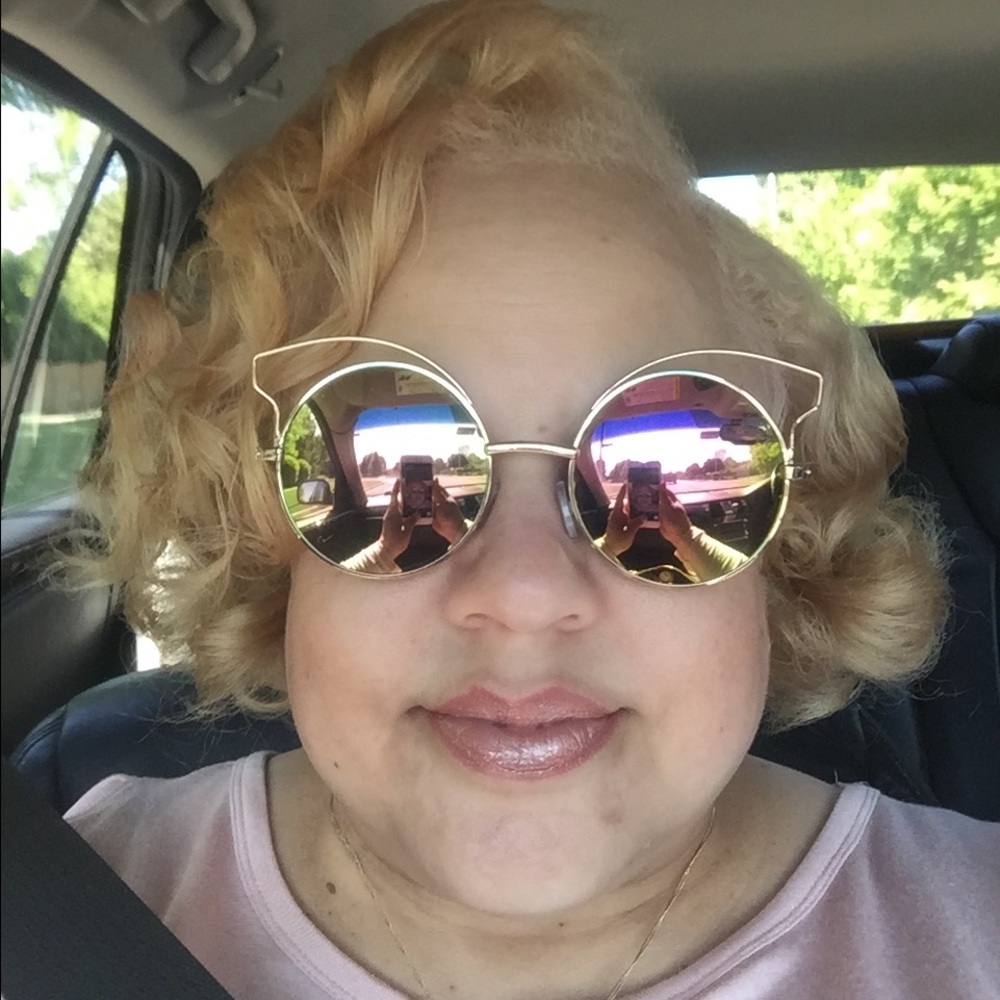 Meet your Posher, Saundra