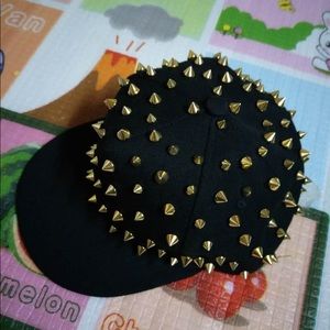 GOLD SPIKEY HAT 🎩