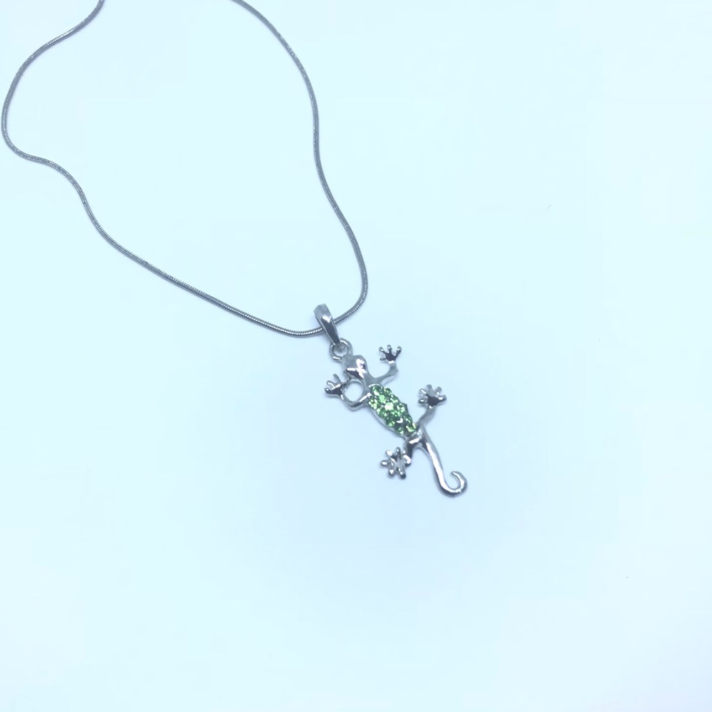Deep green “stuck on you” gecko pendant & necklace - Picture 6 of 7