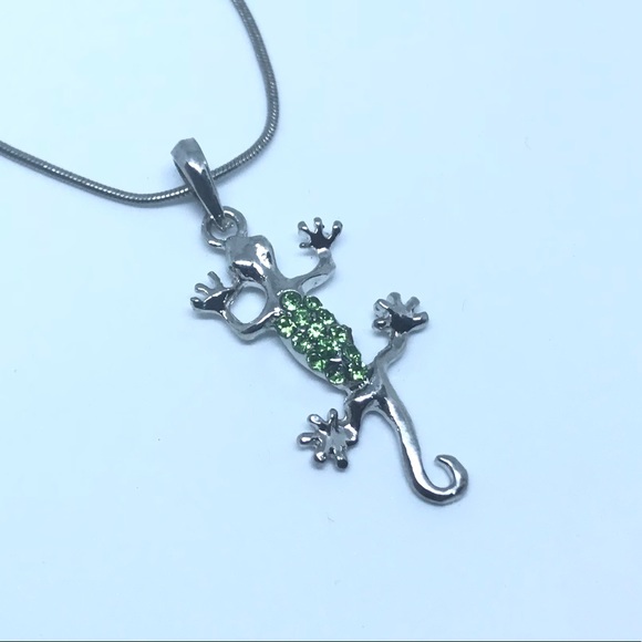 Deep green “stuck on you” gecko pendant & necklace - Picture 2 of 7