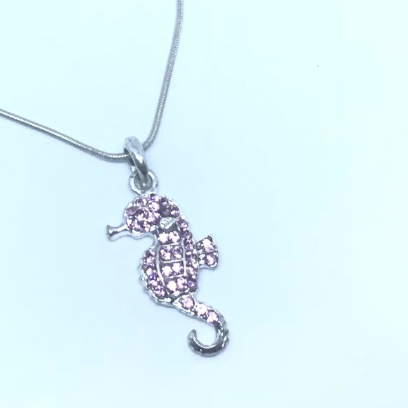 Blushing mermaid’s companion seahorse pendant - Picture 4 of 5