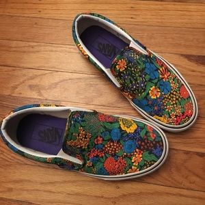 Size 4 Men’s/ 5.5 Women’s Floral Vans