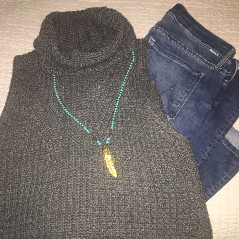 Sleeveless gray cable sweater