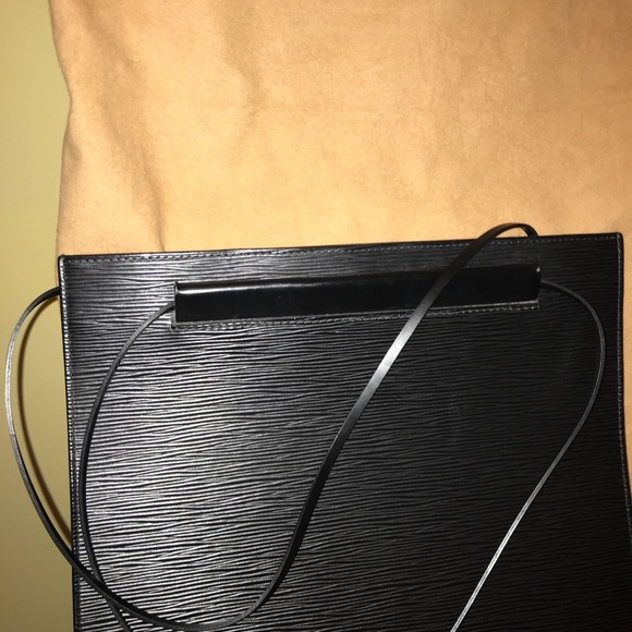 Louis Vuitton Handbag Black - Picture 7 of 7