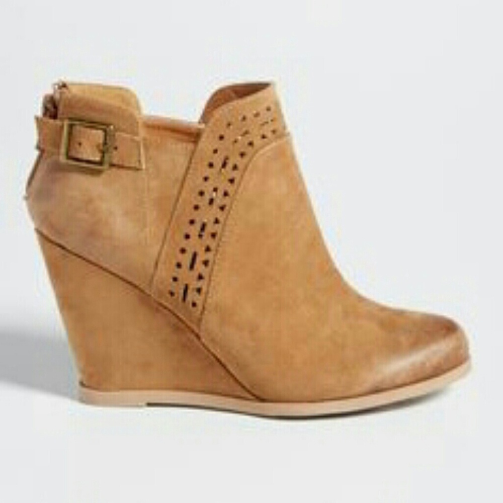 Women's Maurice's Camel Wedge Bootie size 8 NIB