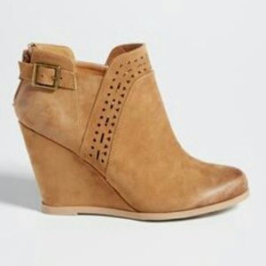 Women's Maurice's Camel Wedge Bootie size 8 NIB